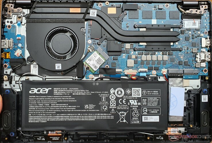 2x ranura M.2-2280 (PCIe 4.0), ranura Intel AX211 (Wi-Fi 6E), batería atornillada, pero RAM soldada