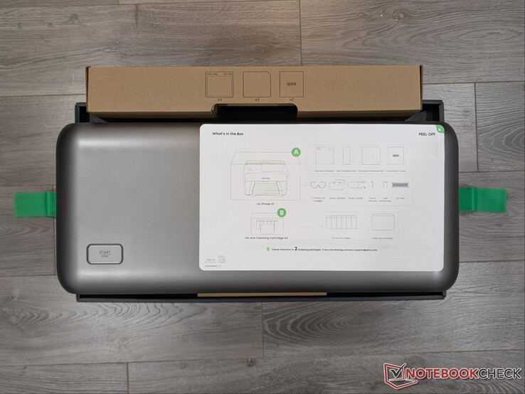 Impresora UV E1 en caja con instrucciones de instalación.