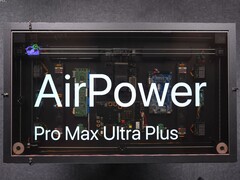 El escritorio de carga de HTX Studio, inspirado en AirPower y de montaje propio, muestra su hardware interno y su pantalla transparente.