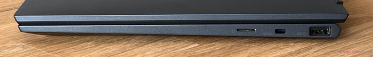 Derecha: lector de tarjetas microSD, ranura de seguridad Kensington, USB-A 3.2 Gen 1 (5 Gbit/s)