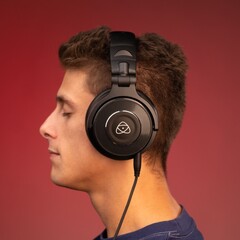 Atomos amplía su gama con los auriculares de producción StudioSonic con cable para monitorizar audio y mezclar pistas. (Fuente de la imagen: Atomos)