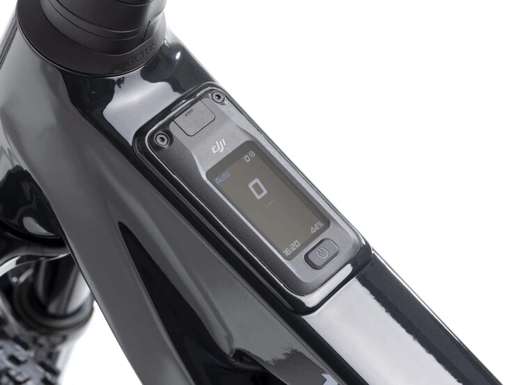 Algo típico de una bicicleta eléctrica de montaña (e-MTB): la pantalla no está situada en un lugar muy destacado.