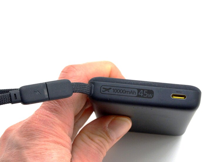 Baseus también ofrece el PicoGo AM52 con cable integrado.