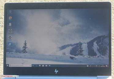 El Elitebook en el uso al aire libre (fotografiado en un día brillante; sol detrás del dispositivo)