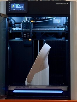 El archivo de diseño .3mf está optimizado para la impresora Bambu H2D, y utiliza PLA para las estructuras de soporte (Fuente de la imagen: Bambu Lab)