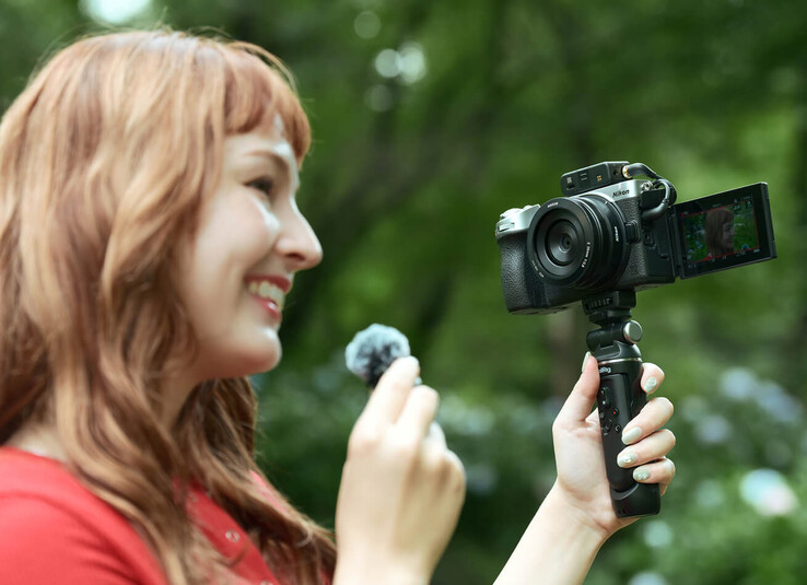La cámara Nikon Z5IIC cuenta con un estabilizador de imagen integrado de 7,5 pasos que ayuda a los creadores a capturar vídeos y fotografías nítidos.