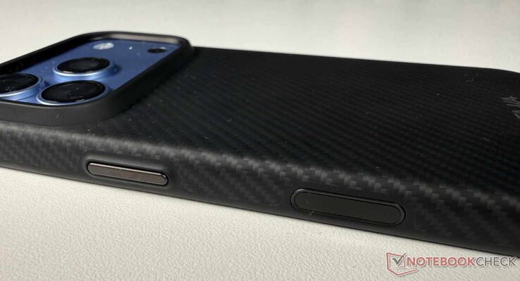 La funda Pitaka Summa envuelve completamente el iPhone 17/18 Pro (Max) por todos los lados.
