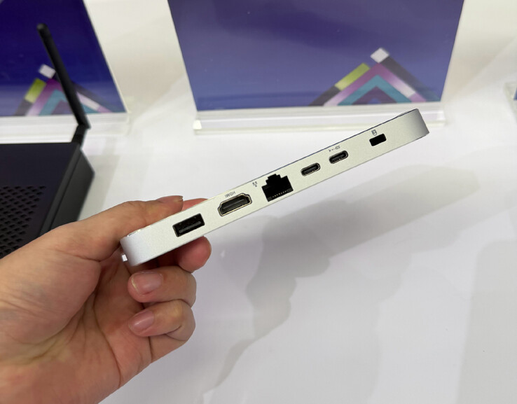Configuración de los puertos laterales del mini PC