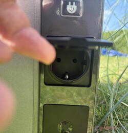 Las tomas de corriente de respaldo con el interruptor de encendido/apagado encima de ellas.