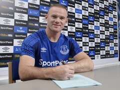 Waryne Rooney firmando un documento. (Fuente de la imagen: Wayne Rooney oficial) 