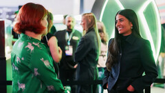 Una fotografía de la directora ejecutiva de Xbox, Asha Sharma, hablando con la BBC