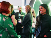 Una fotografía de la directora ejecutiva de Xbox, Asha Sharma, hablando con la BBC