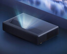 El Xiaomi Laser Cinema 2 viene con un mando a distancia y altavoces duales de 15 W. (Fuente de la imagen: Xiaomi)