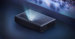 El Xiaomi Laser Cinema 2 viene con un mando a distancia y altavoces duales de 15 W. (Fuente de la imagen: Xiaomi)