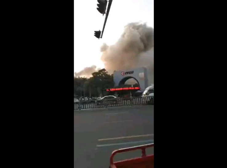 Una toma del video del incendio de la fábrica Bao'an. (Fuente: Reddit vía Anandtech)