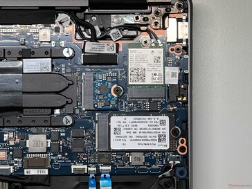 Módulo WLAN intercambiable y SSD M.2-2242