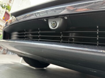 La arandela de la cámara del parachoques delantero del Model 3 2026 es diferente a la del Model Y y el kit no se puede adaptar a las unidades existentes del Model 3. (Fuente de la imagen: millepun/X)