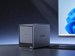 El N3A tiene cuatro bahías para unidades SATA y dos ranuras para SSD M.2. En la foto: una imagen promocional que muestra el dispositivo NAS colocado junto a un monitor.