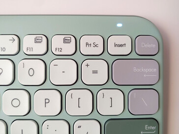 Una luz blanca de estado del teclado indica cambios de conexión o de modo. (Fuente de la imagen: Notebookcheck)