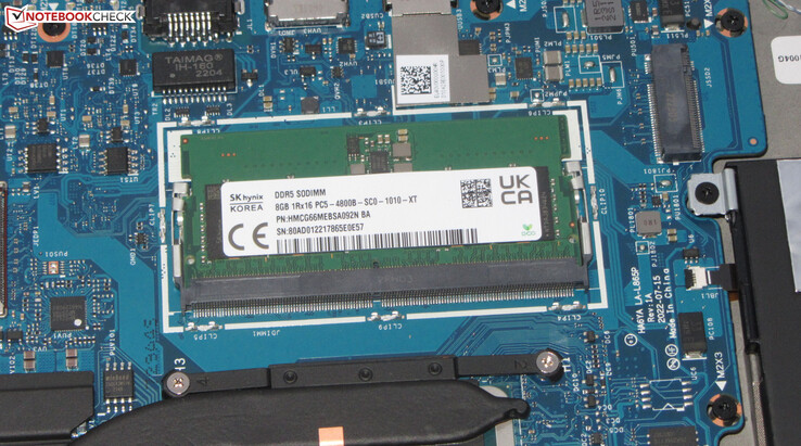 La memoria de trabajo se compone de 8 GB de memoria integrada y un módulo de 8 GB.