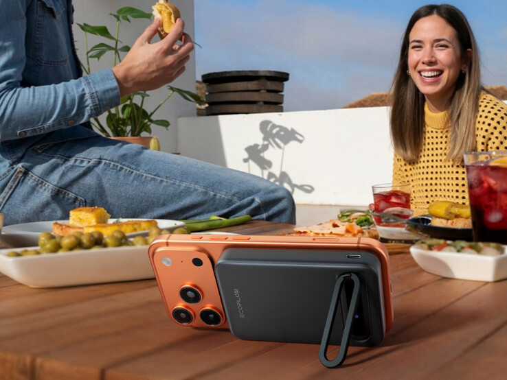 El banco de energía Rapid Mag 15W Qi2 tiene un soporte incorporado para utilizarlo con las manos libres. (Fuente de la imagen: EcoFlow)