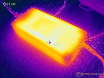 El adaptador de CA puede alcanzar más de 40 C cuando se utilizan cargas exigentes durante periodos prolongados