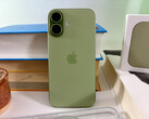 El Apple iPhone 17 ha crecido sólo mínimamente en comparación con el iPhone 16 y, con 177 gramos, pesa sólo 12 gramos más que el iPhone Air. (Fuente de la imagen: Notebookcheck)