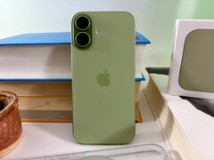 El Apple iPhone 17 ha crecido sólo mínimamente en comparación con el iPhone 16 y, con 177 gramos, pesa sólo 12 gramos más que el iPhone Air. (Fuente de la imagen: Notebookcheck)