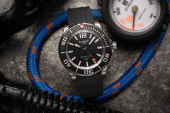 El reloj de buceo Hanhart Aquasphere en negro mate ofrece 38 horas de reserva de marcha.