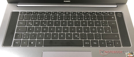 El teclado está flanqueado por los altavoces a la izquierda y a la derecha