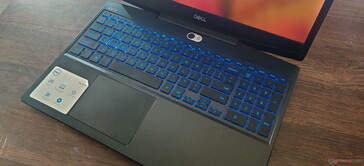 La cubierta del teclado es firme con una mínima flexión en el medio