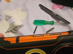 Varios elementos de la carcasa son fáciles de extraer/sustituir, en caso de que sufran daños (Fuente de la imagen: Sergey Tarasov - Notebookcheck)