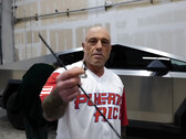 Joe Rogan disparó al Cybertruck con una flecha (imagen: JRE/YT)
