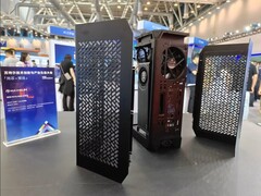 Caja Cooler Master i100 Air que alberga una GPU Intel ARC Battlemage y una placa base mini-ITX MCIO de Maxsun