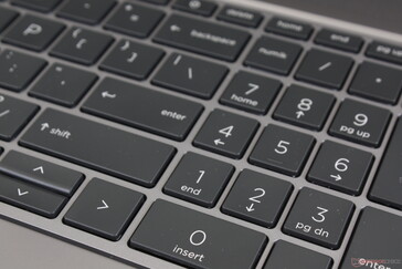 Las teclas del teclado numérico son ligeramente más estrechas y más estrechas que las teclas principales del teclado QWERTY