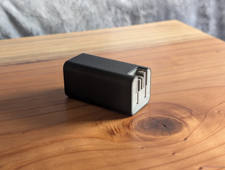 El adaptador USB-C de HP de 65 W cuenta con clavijas de CA integradas y retráctiles, así como con un puerto USB-C abierto en el otro extremo, lo que permite utilizar prácticamente cualquier cable USB-C