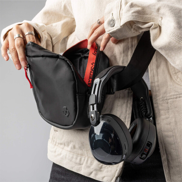 Los Skullcandy Aviator vienen con una bolsa cruzada y no con un estuche. (Fuente de la imagen: Skullcandy)