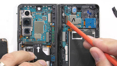 Desmontar la Galaxy Z Fold4 no es para los débiles de corazón. (Fuente de la imagen: JerryRigEverything)