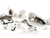 Los AirPods Pro 3 (en la imagen, destrozados) recibieron un ensordecedor 0 sobre 10 en reparabilidad por parte de iFixit. (Fuente de la imagen: iFixit)