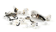 Los AirPods Pro 3 (en la imagen, destrozados) recibieron un ensordecedor 0 sobre 10 en reparabilidad por parte de iFixit. (Fuente de la imagen: iFixit)