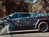 Se ha visto una mula de pruebas de Cybertruck con un envoltorio de camuflaje digital oscuro (Fuente de la imagen: @MKumarTweets en Twitter - editado)
