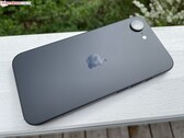 Vista trasera del iPhone 17e negro que muestra el módulo de cámara única y el panel trasero mate (Fuente de la imagen: Notebookcheck)