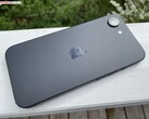 Vista trasera del iPhone 17e negro que muestra el módulo de cámara única y el panel trasero mate (Fuente de la imagen: Notebookcheck)