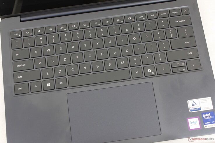 Solo se observan ligeras variaciones en el tamaño del teclado y del panel táctil (12,8 x 7,8 cm frente a 12,5 x 8 cm) en comparación con el Dell 14 Plus del año pasado.