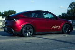 Un robotaxi Tesla Model Y pintado en Ultra Red. (Fuente de la imagen: @AdanGuajardo/X)