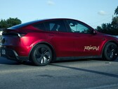 Un robotaxi Tesla Model Y pintado en Ultra Red. (Fuente de la imagen: @AdanGuajardo/X)