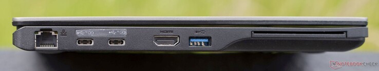 Izquierda: GBit RJ45, 2x USB-C 3.2 Gen2 (10 GBit/s, carga + DisplayPort 1.2), HDMI 2.0b, USB-A 3.2 Gen1 (5 GBit/s), lector de tarjetas inteligentes (opcional)