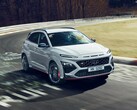 El SUV de altas prestaciones Hyundai Kona N conduciendo en una pista de carreras. (Fuente de la imagen: Hyundai)