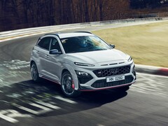 El SUV de altas prestaciones Hyundai Kona N conduciendo en una pista de carreras. (Fuente de la imagen: Hyundai)