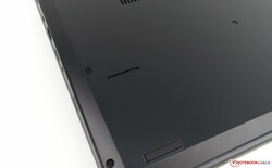 Una mirada a una de las rejillas de los altavoces del Lenovo ThinkPad L390 Yoga